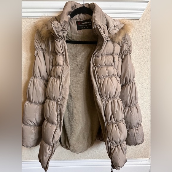 Like new!! Beige puffer jacket. - Picture 3 of 7